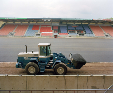 840302 Afbeelding van de werkzaamheden in Stadion Nieuw Galgenwaard (Herculesplein) te Utrecht, ter voorbereiding van ...